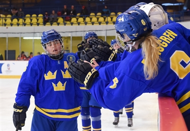 Olsson leads Swedes to semis